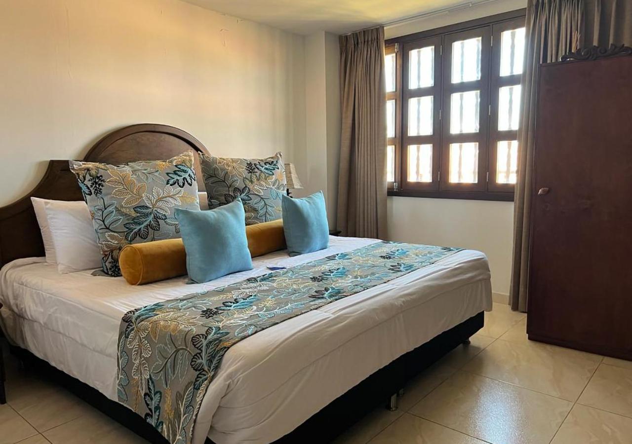Hotel Dorado Plaza Calle Del Arsenal Cartagena Exterior photo