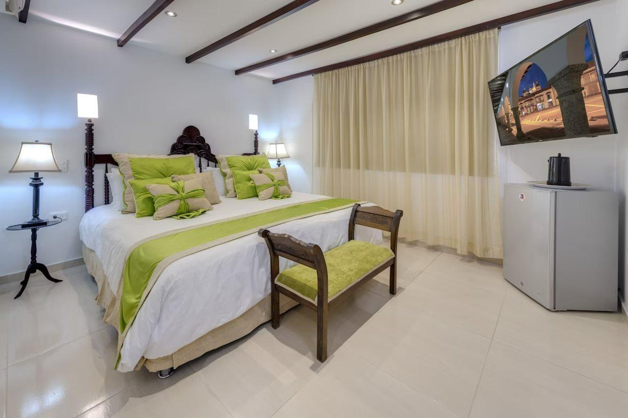 Hotel Dorado Plaza Calle Del Arsenal Cartagena Exterior photo