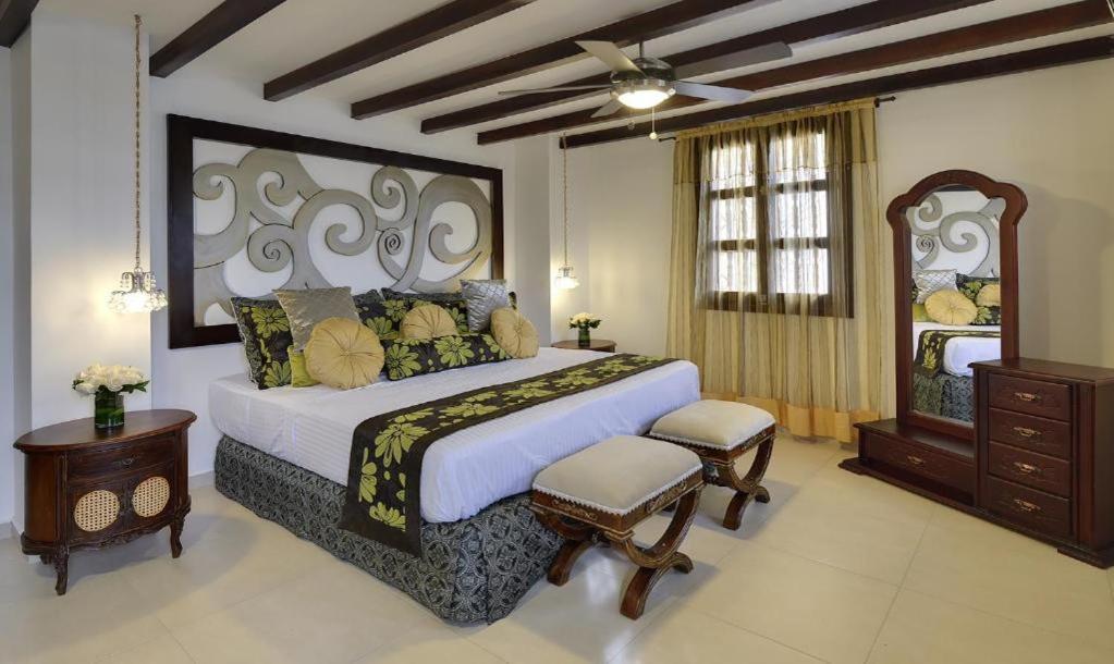 Hotel Dorado Plaza Calle Del Arsenal Cartagena Exterior photo