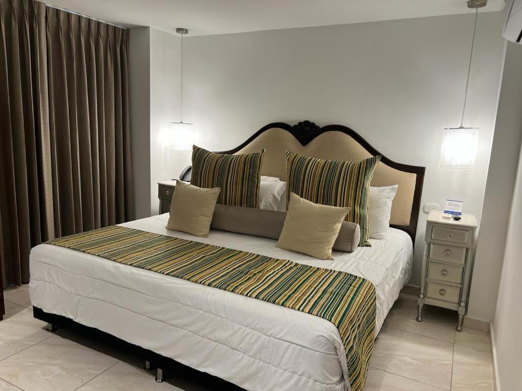 Hotel Dorado Plaza Calle Del Arsenal Cartagena Exterior photo